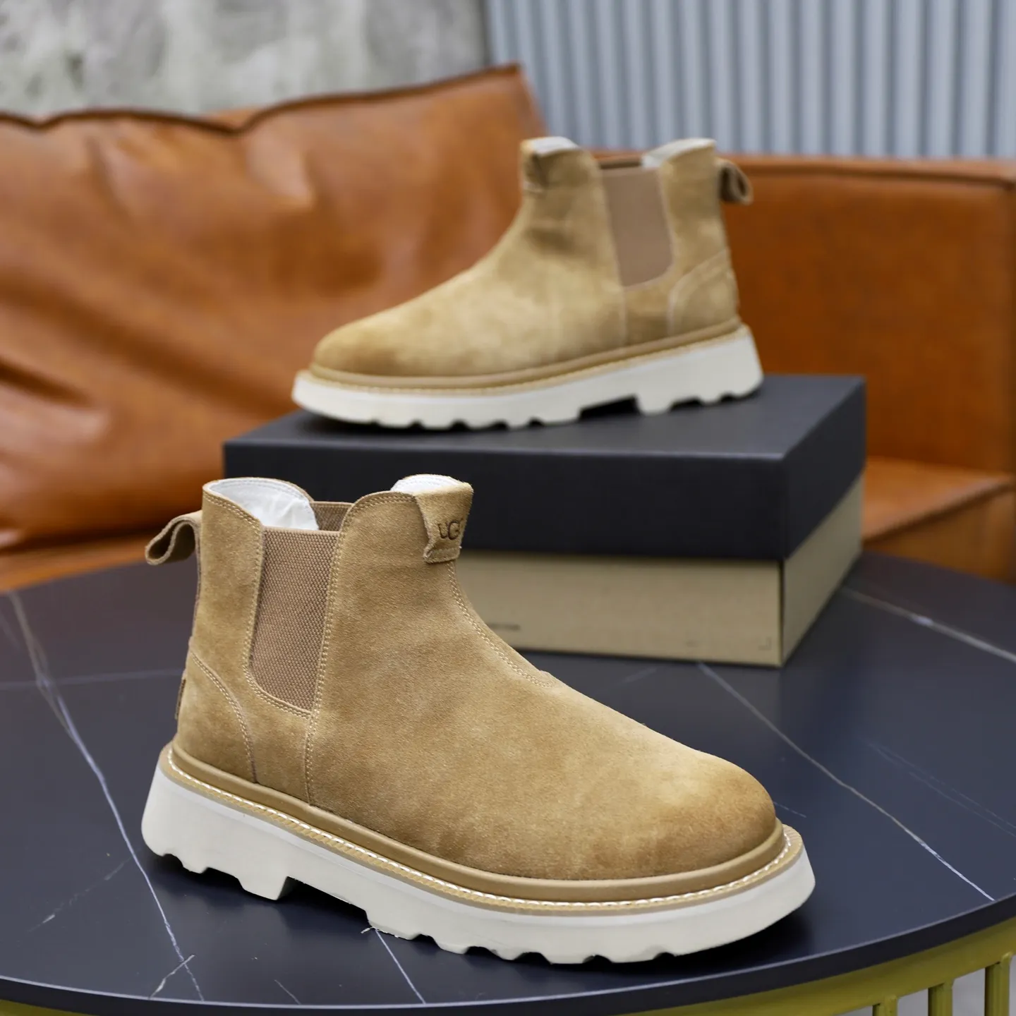Ex-factory price: 640💰Thick wool imported from Australia Brand: UGG genuine purchasing agent Size: 39-45 Grade: Official website 1:1 Material: First layer of genuine leather waterproof and antifreeze upper Real wool lining Original non-slip soft wear-resistant outsole Style category: Men's casual shoes Trendy style Comfortable on the feet Color: Official website color synchronization
